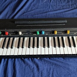 Černý elektronický klávesový nástroj s dřevěnými bočními panely. Na levé straně ovládacího panelu je bílý nápis VERMONA a vpravo nápis PIANO. Nástroj…