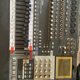 Digitální nahrávací studio KORG D3200 v černé barvě. Zařízení obsahuje řadu posuvníků, tlačítek a otočných ovladačů s popisy funkcí. V pravé dolní čá…