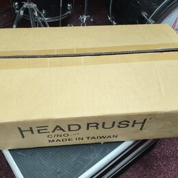 Hnědý kartonový obal s nápisy. Na boku je černý text „HEAD RUSH“, pod ním označení „C/NO. 119“ a dále „MADE IN TAIWAN“. Krabice vykazuje mírné pomačk…