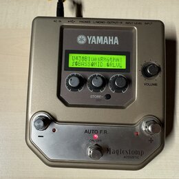Šámělá efektová pedál s nápisy Magicstomp a ACOUSTIC. Zařízení obsahuje několik ovládacích knoflíků, červené kontrolky a zelený displej s nečitelně o…