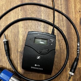 Černý bezdrátový vysílač s anténou a malým displejem. Na spodní části je bílý nápis „ew G4“ a pod ním „SENNHEISER“, nad nimi je umístěno logo značky.…