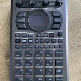 Černý sampler Roland SP-404MKII s digitálním displejem a ovládacími prvky. V horní části jsou čtyři otočné knoflíky s popisky VOLUME, CUTOFF, RESONAN…