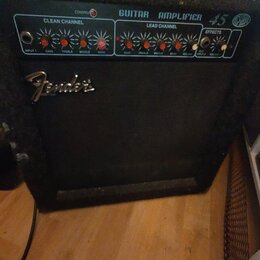 Černý kytarový kombozesilovač s texturovaným povrchem. Na horním ovládacím panelu jsou nápisy GUITAR AMPLIFIER 45, CLEAN CHANNEL a LEAD CHANNEL s řad…