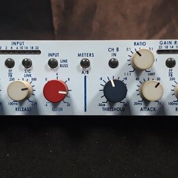 Bílý rackový kompresor s nápisem 5043 Portico Series Duo Compressor. Zařízení má dvě identické sekce ovládání (CH A a CH B) s bílými a červenými otoč…