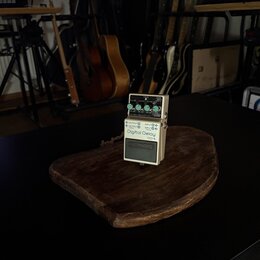 Bílý efekt pedál Digital Delay s označením modelu DD-6 a logem BOSS. Na horní části jsou tři ovládací knoflíky, přepínače a nápisy EFFECT, TIME, F.BK…