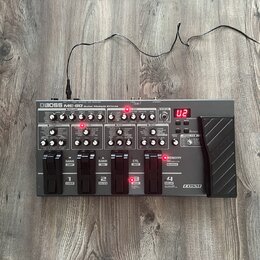 Šedý multifunkční efektový pedál s nápisem BOSS ME-80 Guitar Multiple Effects. Zařízení má horní panel s řadou ovládacích knoflíků, přepínačů a červe…