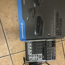 Na fotografii je modrá krabice s nápisy WIRELESS HEADMIC SET, EASY TO USE, EXCELLENT FOR LIVE SOUND a XS WIRELESS 1 spolu s logem SENNHEISER. Pod kra…