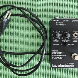 Černý efekt pedál s nápisy STEREO CHORUS+ PITCH MODULATOR & FLANGER a logem t.c. electronic OF DENMARK. Zařízení má čtyři ovládací knofíky s popisky…