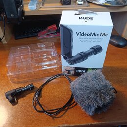 Na fotografii je mikrofon s příslušenstvím a originální krabicí. Na bílé krabici jsou nápisy RØDE MICROPHONES, VideoMic Me™, Directional microphone f…