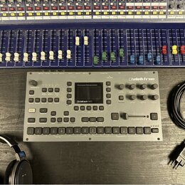 Stříbrný sampler s nápisem elektron a označením Octatrack MK I na displeji. Zařízení obsahuje řadu tlačítek, posuvníků a pět otočných knoflíků. V hor…