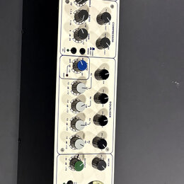 Bíle provedené rackové studio zařízení s černými bočními stěnami. Na horním panelu je logo TL Audio IVORY a v dolní části nápis 5051 MONO VALVE PROCE…