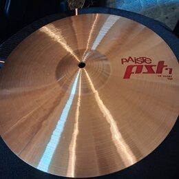 Kruhový mosazný činel s viditelným broušením povrchu. Na pravé straně je červeně a černě vyvedený nápis pAiste pst 7 a pod ním text 14" HI-HAT TOP. P…