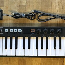Černý MIDI kontrolér s 37 klávesami. Na levé straně je nápis KEYSTEP 37 controller & sequencer a vpravo logo ARTURIA s doplňkem The sound explorers.…