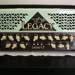 Kytarový zesilovač v bílo-krémovém provedení s mřížkou na horní části. Na mřížce je nápis LEGACY a logo s písmeny VA. Přední panel obsahuje ovládací…