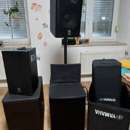 Sada černých reproduktorů a subwooferů značky Yamaha. Na přední stranách zařízení jsou viditelná loga YAMAHA. Soubor obsahuje jeden reproduktor na st…