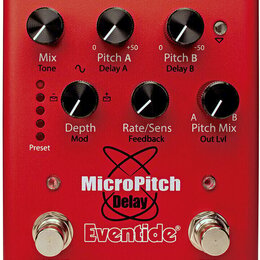 Červený efekt pedál s nápisy MicroPitch Delay a Eventide. Na horní straně jsou tři ovládací knoflíky s popisky Mix Tone, Pitch A Delay A (rozsah 0 až…