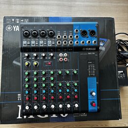 Modrá míchací konzole Yamaha MG10 v originální krabici. Na předním panelu jsou viditelná loga YAMAHA a označení MIXING CONSOLE MG10. Zařízení obsahuj…
