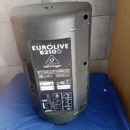 Černý aktivní reproduktor z plastového materiálu. Na zadním panelu je viditelný nápis EUROLIVE B210D a logo behringer. Pod ním je text ACTIVE 200-WAT…