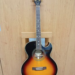 Akustická kytara s cutawayem v barevné variantě sunburst. Na hlavě hmatníku je bílý nápis Epiphone a logo v podobě křídlů. Uprostřed ozvučnice je vid…
