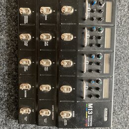 Černý multiefektový pedál s kovovým povrchem. Na spodní pravé straně je bílý nápis M13 STOMPBOX MODELER a logo LINE 6. Zařízení obsahuje pět řad spín…