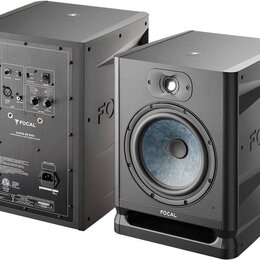 Dva černé studiové monitory s matným povrchem. Na zadním panelu levého reproduktoru je nápis FOCAL a pod ním model ALPHA 80 EVO PROFESSIONAL MONITORI…
