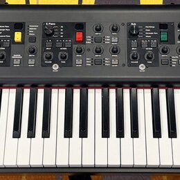 Černý digitální stage piano s klávesnicí. Na levé straně je bílé logo YAMAHA a vpravo nápis STAGE PIANO CP73. Horní panel obsahuje řadu ovládacích kn…
