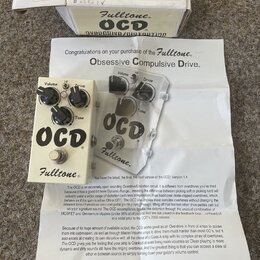Bílý efekt pedál s nápisy OCD a Fulltone. Pedál má tři černé ovládací knoflíky s popisky Volume, Drive a Tone. Součástí je originální krabice s nápis…