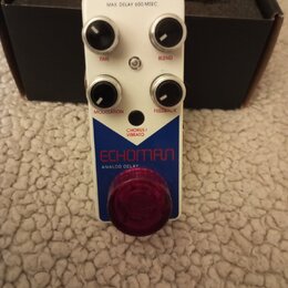 Bílý efekt pedál s červeným spínacím tlačítkem. Na horní části jsou čtyři černé ovládací knoflíky s popisky TIME, BLEND, MODULATION a FEEDBACK. Upros…