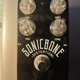 Černý kytarový efekt s čtyřmi průhlednými plastovými knoflíky. Na spodní části je bílý nápis SONICBONE DISTORTION a pod ním značka GOKKO. Nad knoflík…