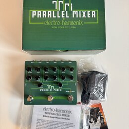 Na fotografii je zelený efektový pedál Electro-Harmonix Tri Parallel Mixer v doprovodu originální krabice, napájecího adaptéru v plastovém sáčku a pr…