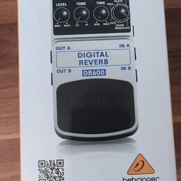Fotografie znázorňuje krabici od efekt pedálu. Na krabici je zobrazen přístroj s nápisy DR600 DIGITAL REVERB a logo behringer. Na obrázku pedálu jsou…