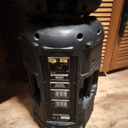 Černý pasivní reproduktor v plastovém krytu. Na zadním panelu je nápis SAMSON aura a text 400 WATT PASSIVE SPEAKER CABINET. Jsou zde vidět konektory…
