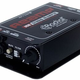 Černý reamp box v kovovém šasi. Na horní straně je červený nápis ReAMP, bílý text JCR STUDIO REAMPER a logo Radial engineering. Přední panel obsahuje…