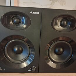 Dva černé studiové monitory s logem Alesis v pravém horním rohu. Každý reproduktor obsahuje jeden výšký a jeden basový měnič. Na levém monitoru jsou…