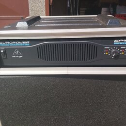 Černý výkonový zesilovač v bílém rámu s madly na horní straně. Na předním panelu jsou nápisy EUROPOWER PROFESSIONAL SOUND REINFORCEMENT SERIES, EP400…