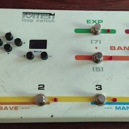 Bílý MIDI loop switch od značky m.electronics. Zařízení má osm stisknutelných tlačítek, malý displej a čtyři ovládací knoflíky. Na povrchu jsou nápis…