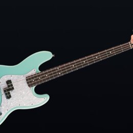 Světle tyrkysová elektrická basová kytara s bílým perleťovým pickguardem. Na hlavě hmatníku je viditelné logo Fender a nápis Precision Bass. Nástroj…