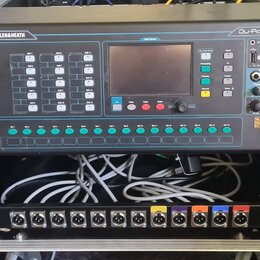 Digitální mixážní pult Allen&Heath Qu-Pac v černém provedení, umístěný v hliníkovém transportním case. Na předním panelu jsou viditelná tlačítka, pos…