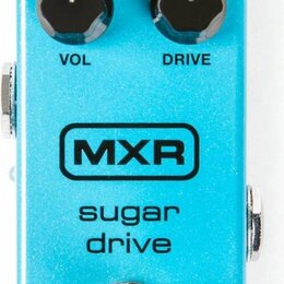 Modře třpytivý kytarový efekt s nápisy MXR a sugar drive. Na horní části jsou tři černé ovládací knoflíky s popisky TONE, VOL a DRIVE. V dolní části…