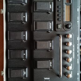 Černý kytarový procesor Line 6 POD XT Live v hliníkovém kufru. Na přístroji jsou viditelné nápisy POD XT LIVE, PRO MODELED AMPLIFIER & EFFECTS PROCES…