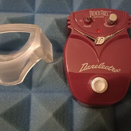 Vínový efekt pedál s nápisy FRENCH FRIES™ AUTO WAH a Danelectro. Na horní části jsou ovládací prvky s popisky LO, HI, RANGE a RESONANCE. Vedle pedálu…