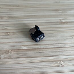 Černý kytarový pedál v kovovém provedení s kovovým spínacím tlačítkem. Na boční straně je vidět stříbrné logo a nápis GRADO. Povrch pedálu vykazuje m…