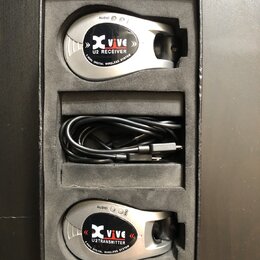 V černé krabičce s pěnovou vložkou jsou umístěny dvě stříbrné bezdrátové jednotky a černý USB kabel. Horní jednotka nese nápisy Xvive, U2 RECEIVER a…