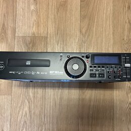 Černý rackový MP3 přehrávač s nápisy Numark na levém a pravém okraji. Na předním panelu je uvedený model MP 103 USB a nápis PROFESSIONAL MP3 MEDIA PL…