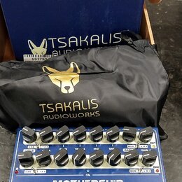 Modrý kytarový pedál s bílými popisky a nápisy MOTHERSHIP, TUBE OVERDRIVE - PREAMP, Tsakalis AudioWorks a CH 1/2. Zařízení má dvě řady ovládacích kno…