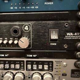 Detailní pohled na rackové studio zařízení. Uprostřed je černý panel s nápisem WA-412 a textem TRANSFORMER BALANCED 4 CHANNEL DISCRETE MIC PRE, vybav…