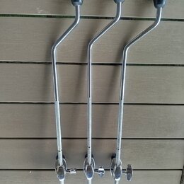 Tři kovové tremaoláky stříbrné barvy s černými plastovými knoflíky na koncích. Každý kus obsahuje šroubovací mechanismus pro upevnění k nástroji. Na…