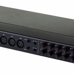 Černý rackový audio přístroj s kovovými úchyty po stranách. Na zadním panelu je vlevo nápis TASCAM a pod ním model CC-16SV. Zařízení obsahuje řadu ko…