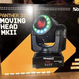 Fotografie znázorňuje krabici od světelného efektu. Na obalu je zobrazen černý Moving Head s nápisy PANTHER 35 MOVING HEAD MKII a logem beamZ. V prav…