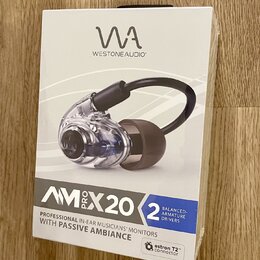Fotografie znázorňuje krabici s in-ear monitory. Na obalu je logo „WA“ a nápis „WESTONE AUDIO“. Dole je uveden model „AM Pro X20“ s doplňujícím texte…